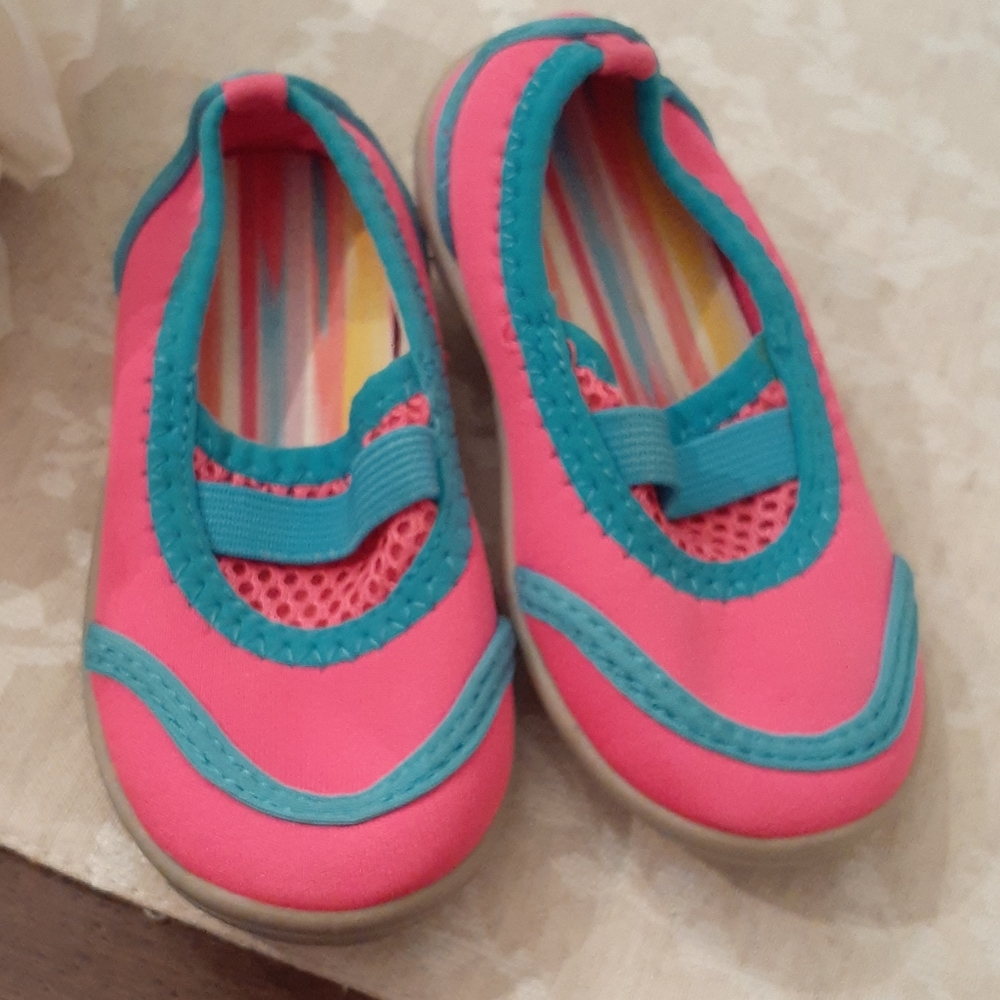Pink water shoes 5/6